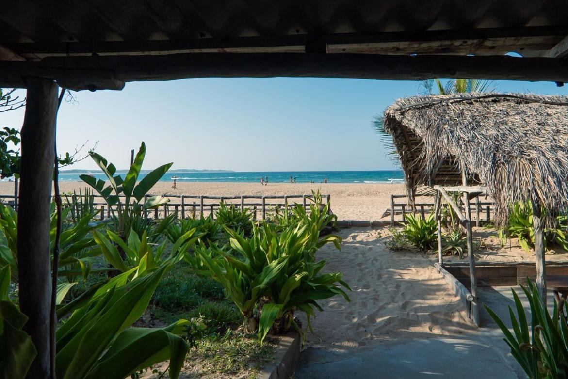 On The Beach 2 Bedroom Dhow Cabin W Ac Praia do Tofo 외부 사진