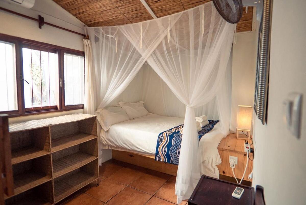 On The Beach 2 Bedroom Dhow Cabin W Ac Praia do Tofo 외부 사진